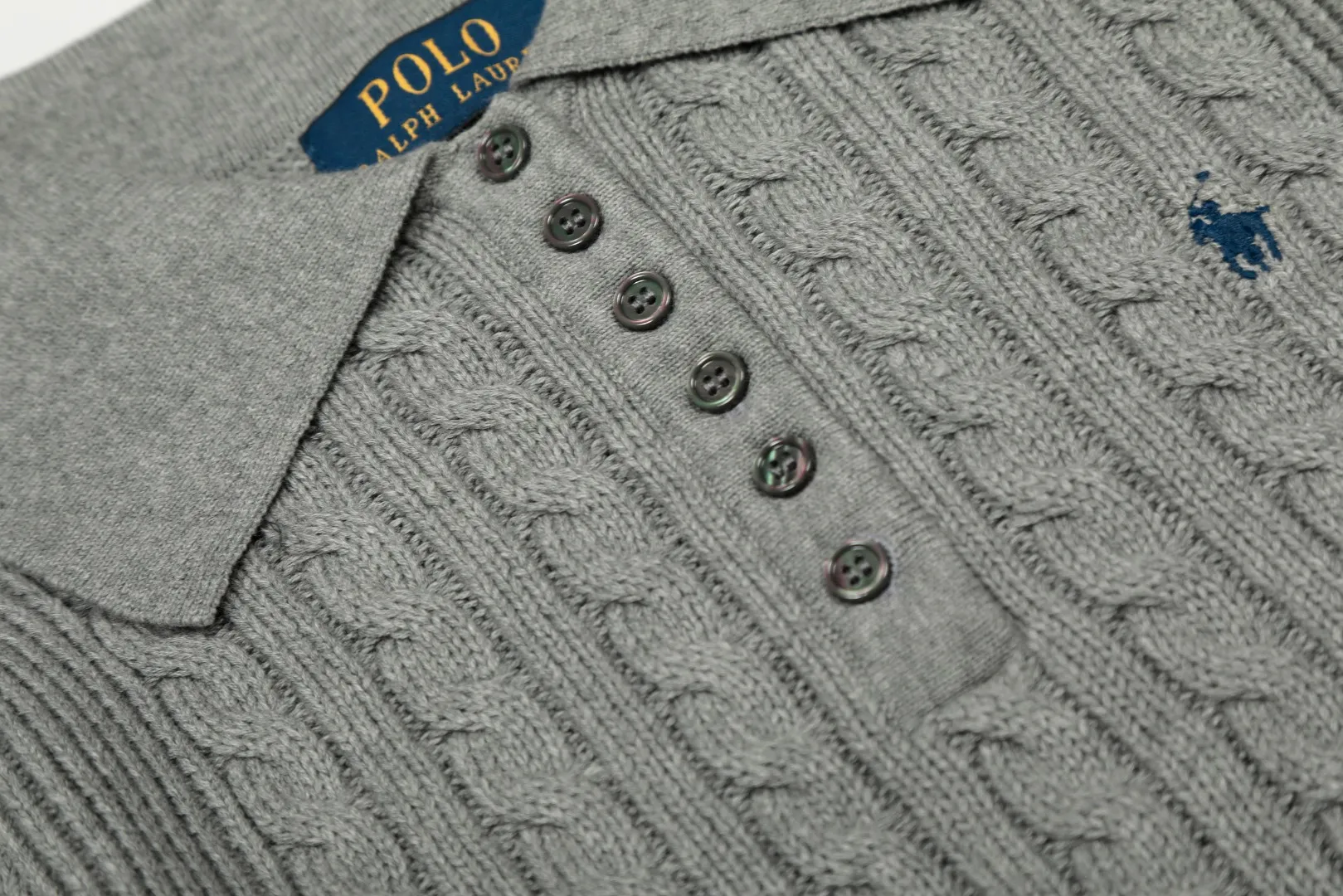 P250 top quality" Style number: DS050# (not off the shelves all year round) [Ralph Lauren lapel twist solid color basic pony embroidery logo goddess sweater] ✅Ralph Lauren Ralph Lauren goddess slim fit POLO lapel twist knit open chest autumn and winter sweater ✅Main supplier platform live broadcast Wholesale entity Wholesale entity Replenish when out of stock Not off the shelf ✅ZP quality 1:1 version Scan the code to enter the GF website Counter quality ✅Details and quality are the only one in Guangzhou. Imported quality cotton yarn, focusing on high-end, cost-effective, good quality needless to say. ✅Restore the original version. The maximum size can be worn up to 150 pounds. Loose, comfortable and stress-free. ✅The upper body is simple and easy to put on. A must-have for goddess ootd. Good-looking clothes are never picky. A must-have in the goddess's wardrobe. Size: S-XL. Color: black, milky white, gray, navy blue, burgundy.